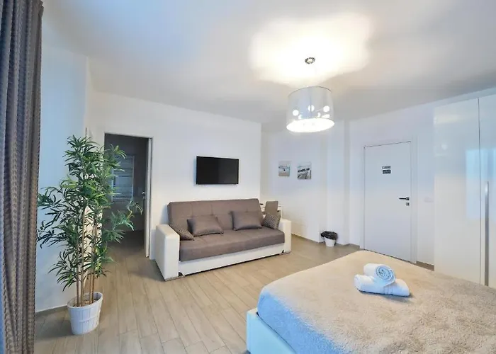 Konukevi Karol Airport Bari